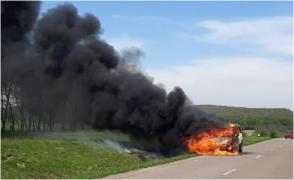 Un microbuz a ars ca o torță, după ce a luat foc pe un drum din Botoșani. Șoferul a simțit miros de fum și a oprit pentru a vedea ce se întâmplă