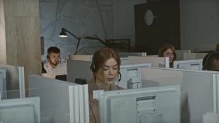 Angajaţii din call-center, obligaţi să răspundă la apeluri în cel mult 5 minute. Amenzi usturătoare pentru cei care nu se conformează