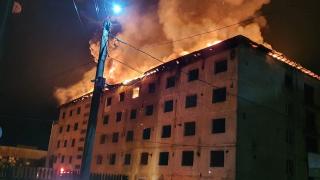 Bloc în reabilitare cuprins de flăcări, în Caraş-Severin. Vâlvătaia văzută de la zeci de kilometri
