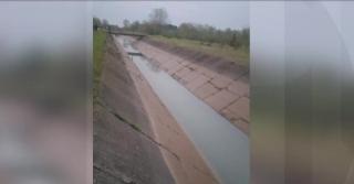 Un copil de 5 ani a murit după ce a căzut cu bicicleta într-un canal cu apă, în Suceava. Trupul micuţului, descoperit la 2 km distanţă