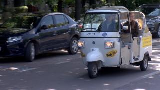Valentin a cumpărat un tuk tuk și acum face bani frumoși în București. Cât dau turiștii pentru o plimbare ca-n Asia