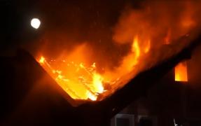 Incendiu devastator în Bistriţa. Acoperişul unei case, cuprins de flăcări. Pompierii s-au luptat mai bine de o oră pentru a stinge vâlvătaia
