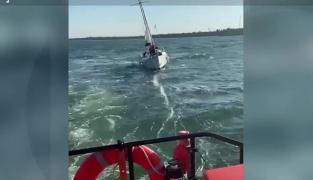 Trei persoane la un pas de înec, după ce velierul lor a rămas blocat pe mare, în Vama Veche. Motorul ambarcaţiunii s-a defectat