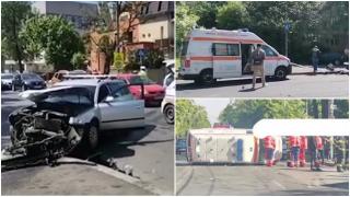 Ambulanţă care ducea la spital o femeie însărcinată, răsturnată în Bucureşti. O maşină a lovit-o în lateral într-o intersecţie