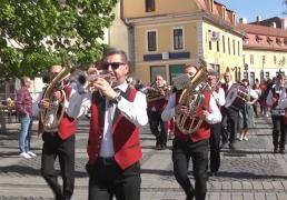 Sărbătoarea saşilor i-a scos pe oameni din case, la Sibiu. În acordurile fanfarei, peste 800 de elevi au defilat în Piaţa Mare