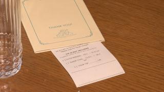 Jumătate din români nu mai lasă bacşiş. Ospătar: "Nota 96, 95 de lei, tot 100 de lei ne spune"