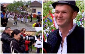 "Botezul" celui mai harnic gospodar. Alergat pe uliţe, stropit cu apă şi "sărăcit" de vecini, Viorel se mândreşte cu titlul câştigat. Tradiţia merge mai departe