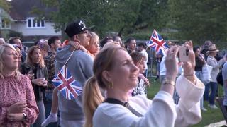 Englezii petrec ca în poveşti: 3 zile şi 3 nopţi durează petrecerile după încoronarea Regelui Charles. Cum s-au distrat românii din Regat