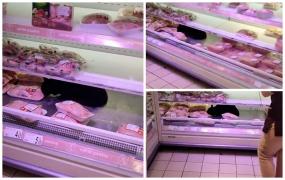 "Bagă, fata mea, bagă!" O pisică surprinsă mâncând dintr-o caserolă în vitrina unui Carrefour din București