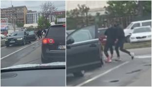 Răfuială cu maceta, filmată pe o stradă din Galați. Doi indivizi și-au împărțit pumni și picioare după ce s-au urmărit cu mașinile