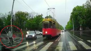 Imagini de infarct pe o trecere de pietoni din Iași. O cameră de bord a filmat cum un tramvai trece milimetric pe lângă pieton