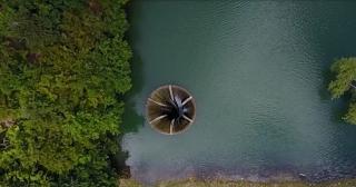 "E ceva mirific. Se schimbă după soare, după nori". Barajul Vida, lacul cu pâlnie unic în Europa. Apa impresionează în fiecare anotimp