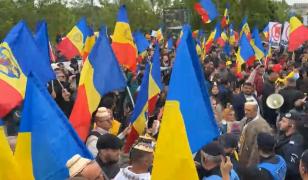 Ludovic Orban, atacat de extremiştii AUR, la intrarea în Parlament:  Am fost scuipat, lovit cu băţ de la steag şi cu piciorul ca să nu se vadă pe camere