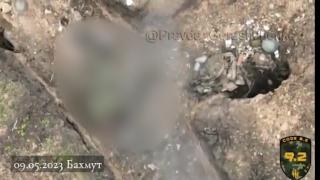 Un soldat rus, rănit, se aruncă în aer pentru a-şi curma suferinţa în tranşeele din Bahmut. O dronă a surprins momentul