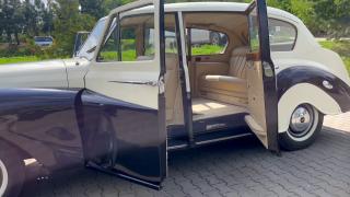 Un bărbat a venit la RAR cu maşina din care era să fie răpită prinţesa Anne, fiica Reginei Elisabeta a II-a. Omul şi-a dat seama ce "comoară" are când a găsit urme de gloanţe