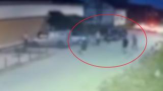 Febra dedicaţiilor cerute lăutarilor a încins spiritele la o petrecere din Timiş. Bătaia cu pumnii, picioarele şi o cârjă, surprinsă de camere