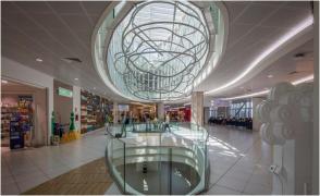 Panică într-un aeroport din Italia, după ce un român s-a aruncat de la balcon și a căzut peste un agent de pază