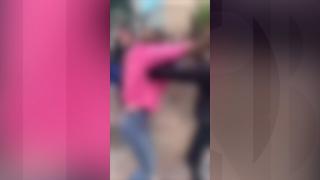 Cele 3 eleve care şi-au împărţit pumni şi picioare la şcoala din Tecuci, filmate şi încurajate de colegi. Mama implicată în bătaie regretă gestul violent