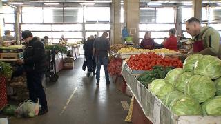 Controale după scandalul legumelor coapte cu substanţe chimice periculoase. Prețul roșiilor a scăzut la jumătate într-o singură săptămână