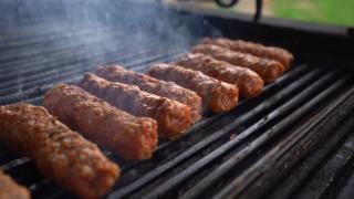 Cât de toxic este, în realitate, grătarul. Studiu: fumul degajat creşte cu 80% predispoziţia la artrită reumatoidă