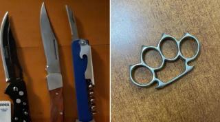 Doi bărbați de 71 și 74 de ani, prinși cu bricege la intrarea în Parlament. Urmau să participe la o conferință a revoluționarilor