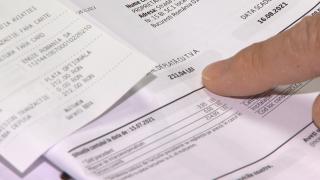Ministerul Finanțelor ia în calcul o reducere a plafoanelor la energie. Cu cât s-ar putea micșora facturile la gaze și curent electric