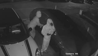 Gestul făcut de doi hoți în Franța, după ce au furat o mașină cu un copil mic înăuntru. Mama parcase în fața unei farmacii