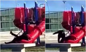 Momentul amuzant în care preşedintele din Chile rămâne blocat într-un tobogan. Imaginile hilare, surprinse de martori