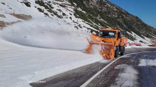 În prag de vară, a început deszăpezirea pe Transfăgărăşan. Când va fi deschis drumul pentru turiști