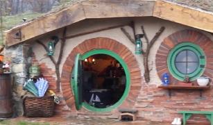 Căsuţele în stil hobbit există. Patru surori, fane înfocate Stăpânul Inelelor, au pus bazele unui sătuc de poveste, aproape de Sarajevo