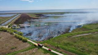 Intervenție dificilă pentru pompierii tulceni. Zeci de hectare de vegetație, mistuite de un incendiu care a durat peste 4 ore