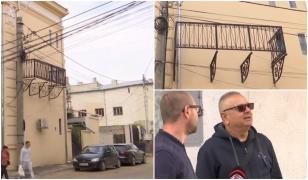 "Inginerie" românească la Brăila. Un balcon fără uşă şi podea a devenit viral pe internet. Reacţia localnicilor: Excelent, bun arhitect