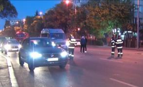 Accident violent cu două mașini și o motocicletă în București. Două persoane au ajuns la spital