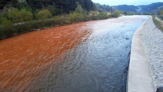 Râul Bistriţa, poluat cu apă de la mina Isipoaia. Mesaj RO ALERT pentru oamenii din trei localităţi