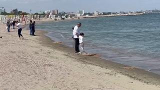 Vremea bună a scos oamenii pe litoral, în Constanța. Curajoșii nu au stat pe gânduri și au decis să încerce apa: "Merge de o baie"