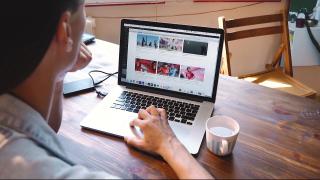 Programul Euro 200, modificat. Ce condiții trebuie să respecte acum elevii și studenții care pot primi bani de la guvern pentru calculatoare