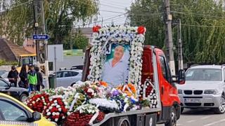"Tăticule, fără tine suntem terminaţi". Nicolae, angajatul de la Petromidia căzut în bazinul cu azot, a fost înmormântat. Sicriul, înconjurat de coroane