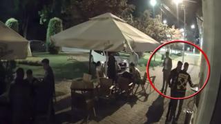 Tânăr filmat cum își atacă rivalul în dragoste pe stradă, în fața unui club din Satu Mare. Băiatul rănit a leșinat în fața prietenilor îngroziți