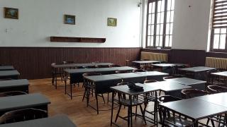 O bucată de tavan dintr-o clasă a căzut în timp ce elevii erau la ore, în Gorj. Au crezut că e cutremur, dar muncitorii au dat o gaură greșit cu bormașina