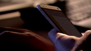 Publicarea de imagini compromiţătoare în scopul răzbunării, sancționată cu până la 3 ani de închisoare. Lege adoptată de deputați