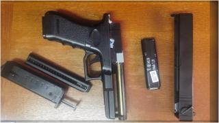 Elevul din Sovata care a venit la școală cu un pistol airsoft a fost observat de diriginte, după ce l-a scos în timpul orelor. Tânărul de 18 ani, amendat cu 2.000 de lei