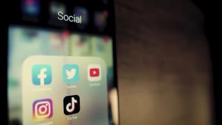 TikTok-ul ar urma să fie interzis pe telefoanele de serviciu ale funcţionarilor publici. Ce spun parlamentarii