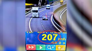 Un tânăr de 18 ani a rămas fără permis, la nici o lună de la obţinere. Poliţiştii l-au prins gonind cu 207km/h pe autostradă