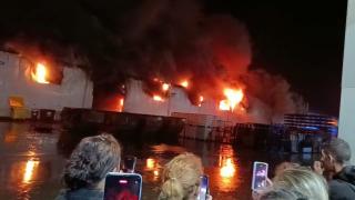 "Bă, veniţi aici. Și aici arde!". O hală de vopseluri din Timișoara a luat foc când zeci de angajați erau în interior. Ca prin miracol, nimeni nu a fost rănit