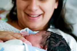 Fenomenul nașterilor acasă în România. O femeie din Neamţ a fost la un pas de moarte, alta a murit. Apelul medicilor