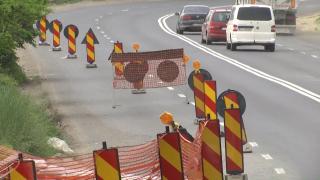 Pericol pe DN2B, la intrarea în Galaţi. Benzile transportoare ale combinatului se pot prăbuşi în orice secundă peste maşini