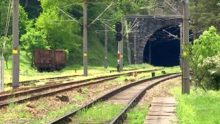 Cine este tânăra lovită mortal de tren, în Defileul Jiului. În stare de șoc după tragedie, mecanicul nu a mai putut continua cursa