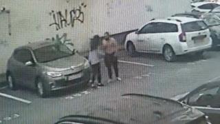 Dezbrăcat pe jumătate, un buzoian și-a alergat și snopit iubita în plină stradă. Tânărul s-a baricadat apoi în apartament, amenințând că se omoară