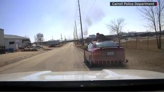 Un poliţist din SUA şi-a văzut moartea cu ochii. Momentul în care este luat pe capotă de un şofer fugar