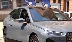 Maşina electrică care parcurge aproximativ 400 de kilometri cu o singură încărcare. Automobilul de peste 130.000 de euro, vedeta expoziţiei din Bucureşti